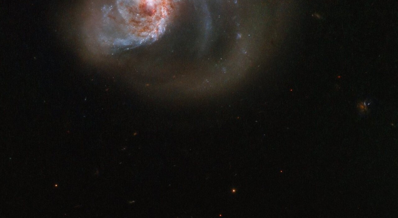 «Горящая галактика»: Hubble прислал завораживающий снимок из космоса - фото