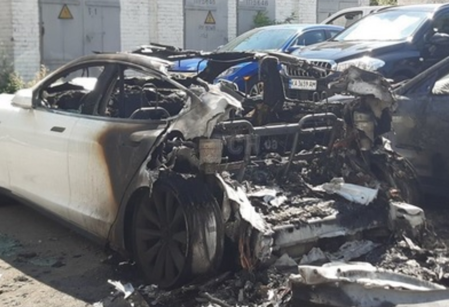 В Киеве сожгли авто бывшего главы ОП - фото 1