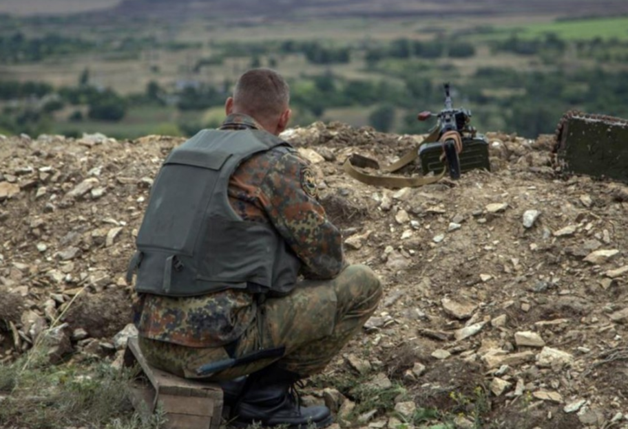На Донбассе двое военнослужащих подорвались на неизвестном устройстве - фото 1