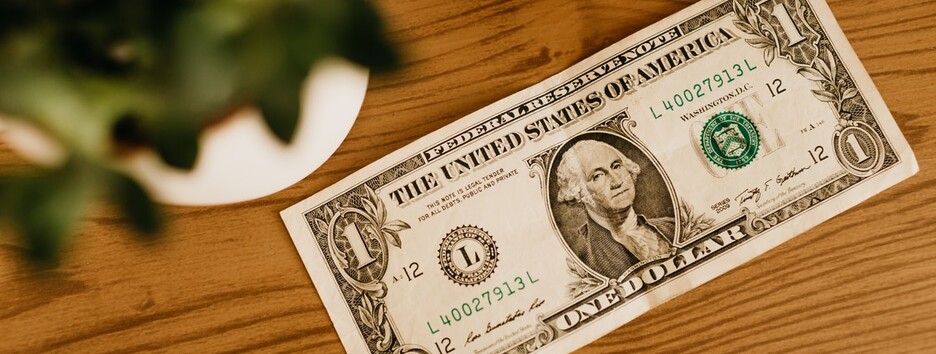 Нацбанк укрепил курс гривни к доллару