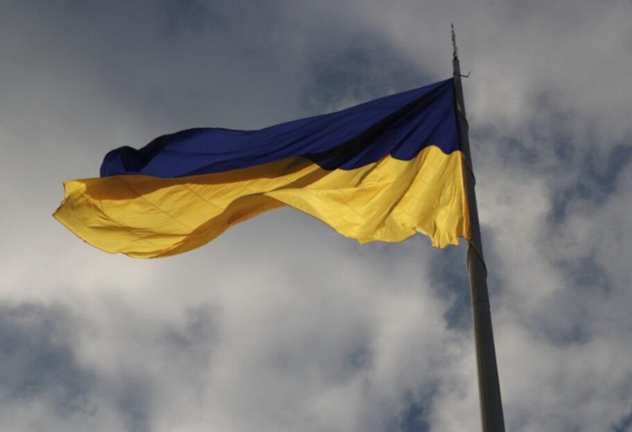 В столице мэр Кличко поднял самый большой флаг Украины - фото 1