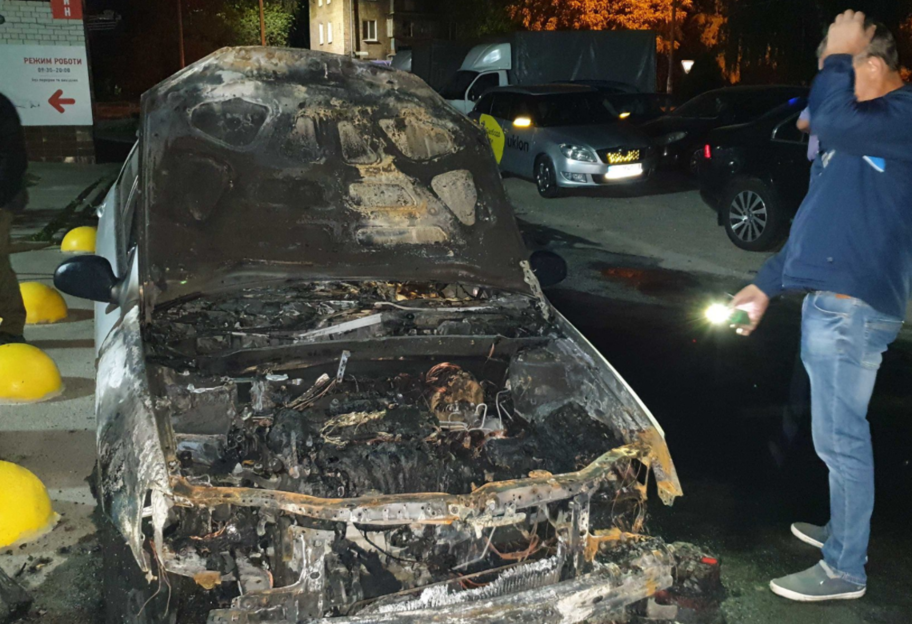 Поджог авто-  неизвестные сожгли машину программы «Схемы», Зеленский отреагировал - фото 1