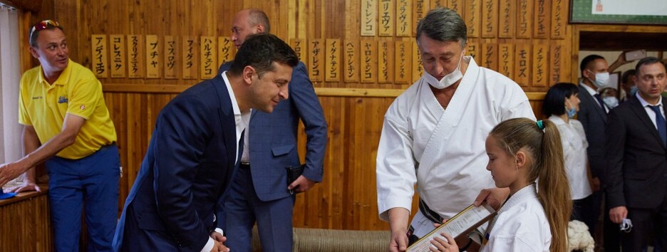 Футбол и каратэ: президентский «тур» Зеленского по Украине вызвал новую волну мемов - фото