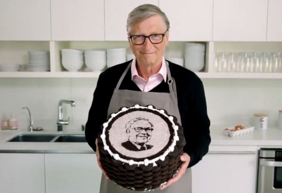 Билл Гейтс приготовил торт с портретом Баффета - фото 1