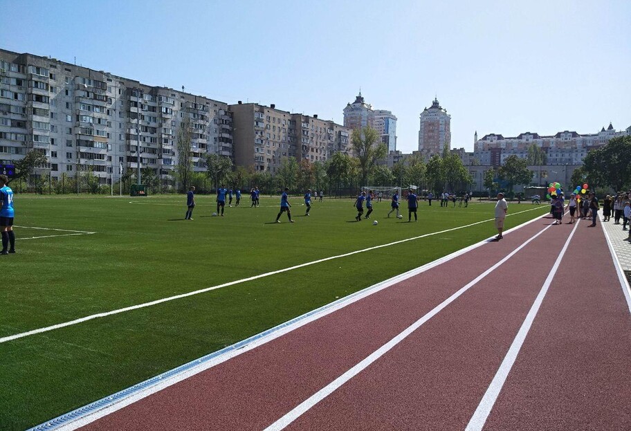 Старый школьный стадион в Киеве превратили в многофункциональный спортивный комплекс - фото - фото 1