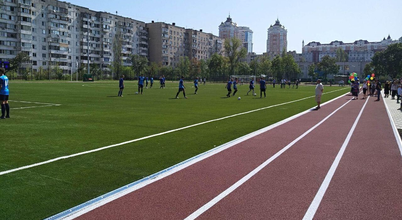 Старый школьный стадион в Киеве превратили в многофункциональный спортивный комплекс - фото