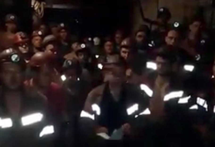 Подземные протесты - в Кривом Роге почти 400 шахтеров остались под землей - фото 1