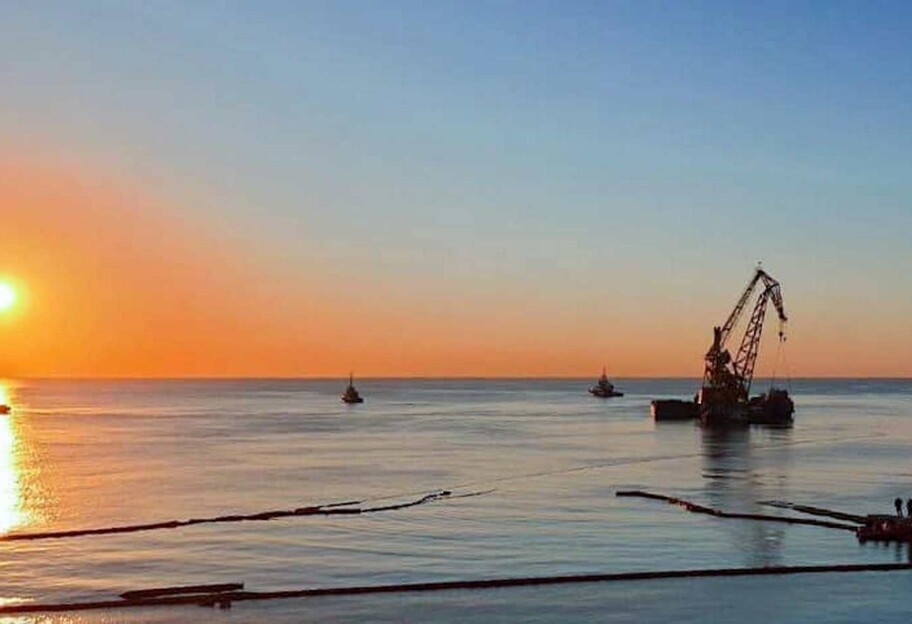 Эпопея с Делфи - многострадальный танкер покинул одесский пляж - фото, видео - фото 1