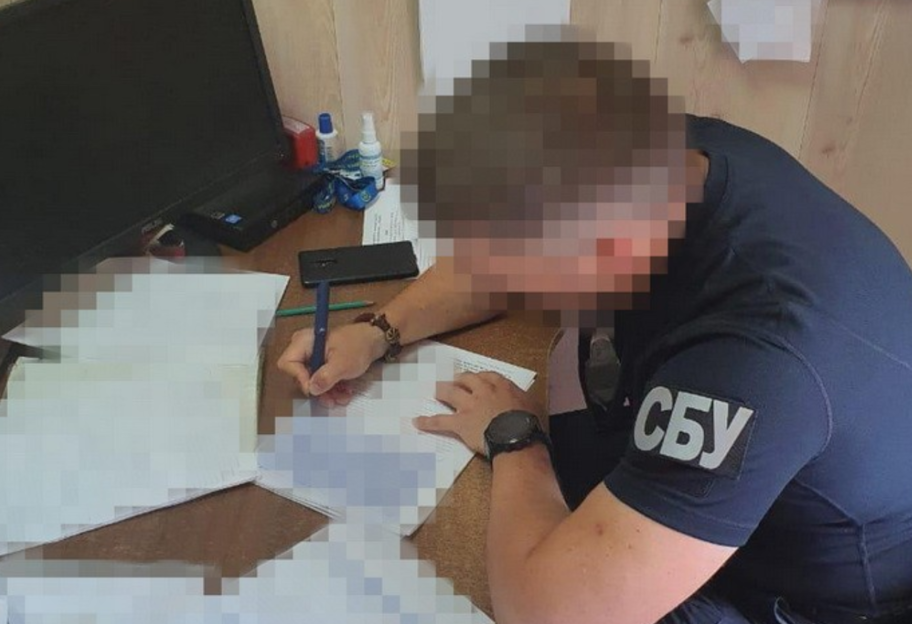 Легализовали боевиков - СБУ разоблачила сотрудников миграционной службы на Донбассе - фото 1
