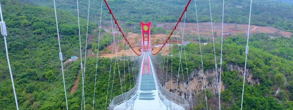 Новый рекорд Китая: в стране открыли самый длинный подвесной стеклянный мост в мире - фото, видео