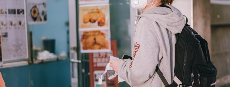 Облегчает ходьбу с грузом: инженеры создали моторизированный рюкзак - фото