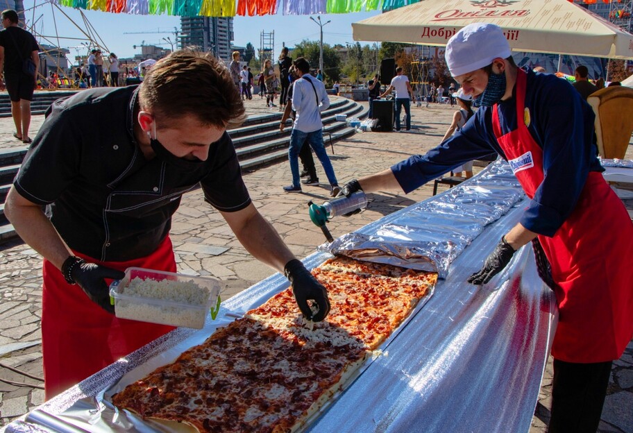 Вкусный рекорд - в Днепре испекли пиццу в украинском орнаменте - фото - фото 1