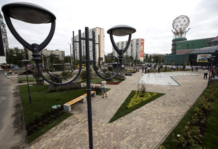 У Кличко отремонтировали сквер на Оболонской площади, теперь там фонтан - видео - фото 1