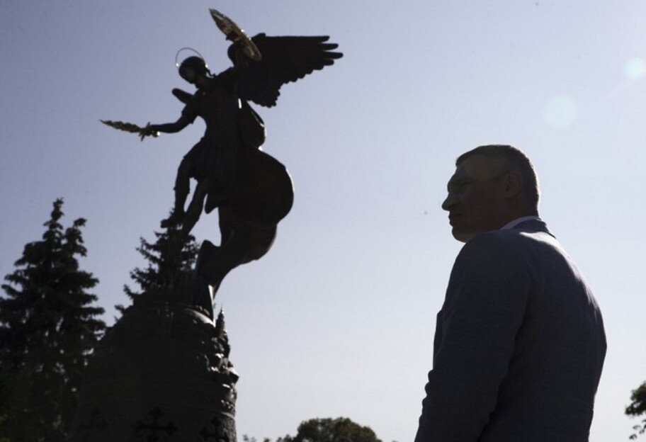 В парке Владимирская горка мэр Кличко открыл новый фонтан с Архистратигом Михаилом - фото 1