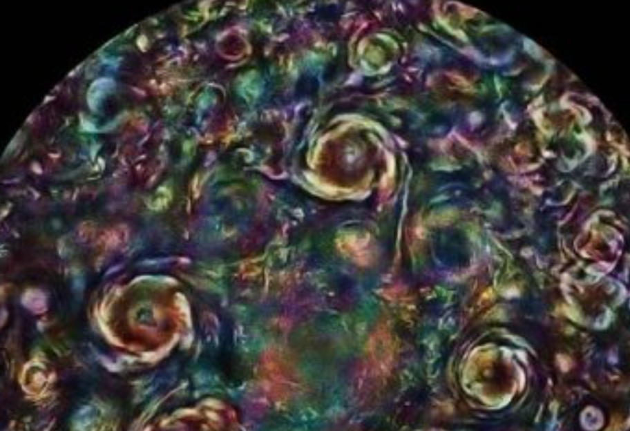 Ненастоящие розы - NASA опубликовало кадры мощных вихрей на Юпитере - фото 1