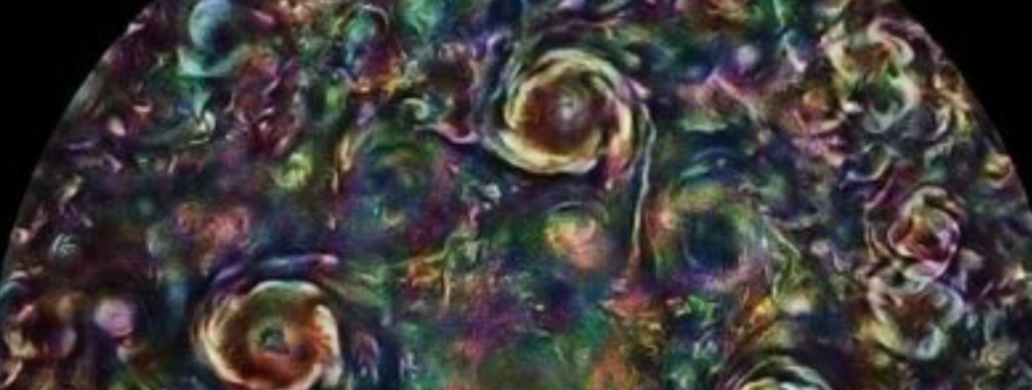 «Ненастоящие розы»: NASA опубликовало кадры мощных вихрей на Юпитере - фото