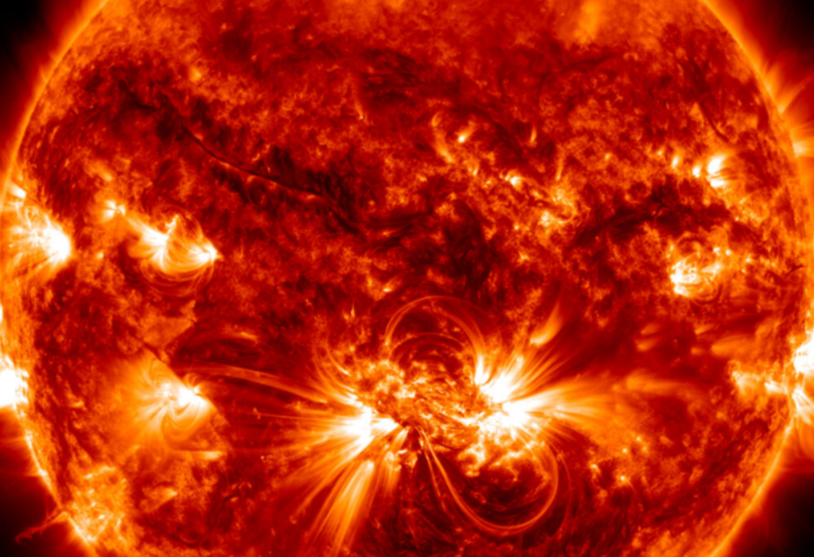 Астрономы сделали неожиданное открытие о пятнах на Солнце - фото 1