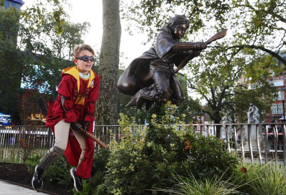 Добавили магии - в центре Лондона установили памятник Гарри Поттеру - фото 1