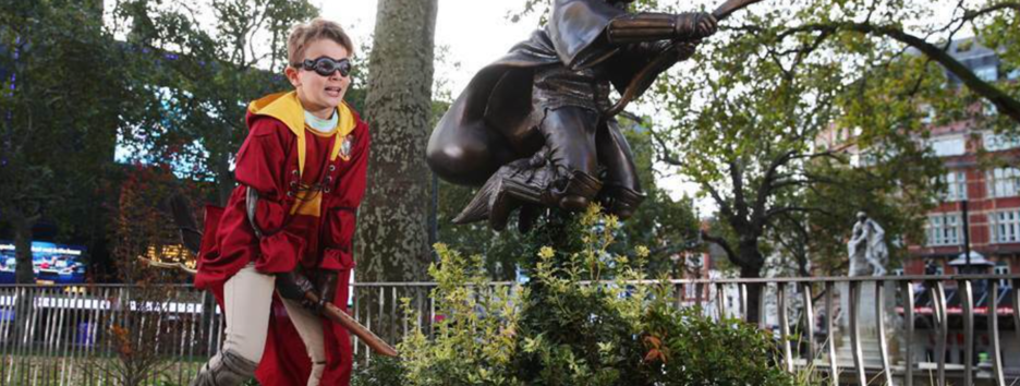 Добавили магии: в центре Лондона установили памятник Гарри Поттеру – фото, видео