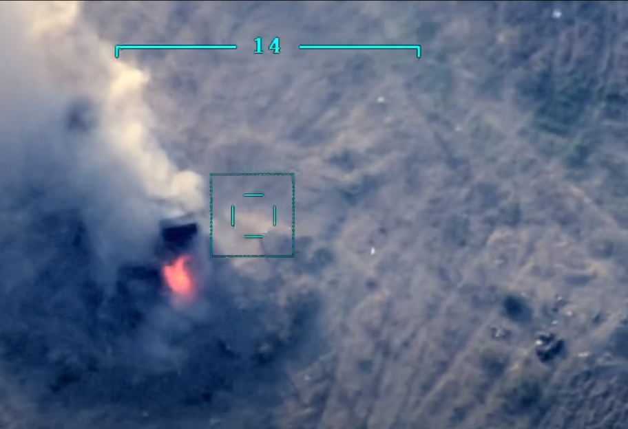 Подбитый вертолет и уничтожение техники: в Нагорном Карабахе продолжаются боевые действия – видео - фото 1