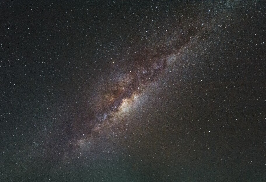 Неместные светила: в центре Млечного Пути нашлись остатки другого скопления — или целой галактики - фото 1