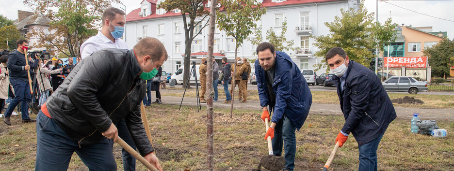 В команде Кличко заявили, что высадили самую длинную аллею сакур в Украине