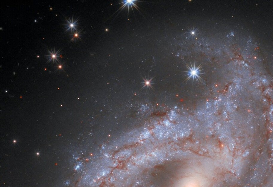 Потрясающие снимки от Хаббл: телескоп сфотографировал вспышку сверхновой в далекой галактике - фото - фото 1