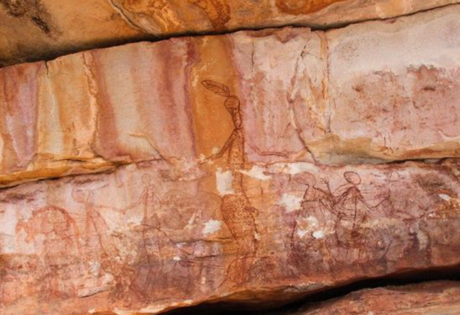 В Австралии археологи нашли сотни необычных наскальных рисунков - фото - фото 1