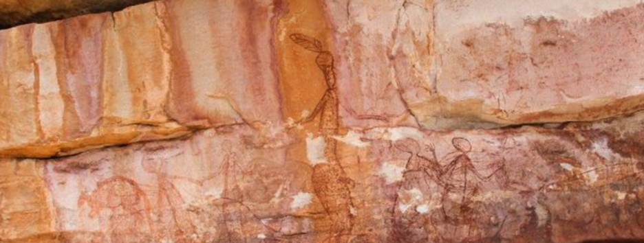 Созданы в неизвестном стиле: в Австралии археологи нашли сотни необычных наскальных рисунков - фото