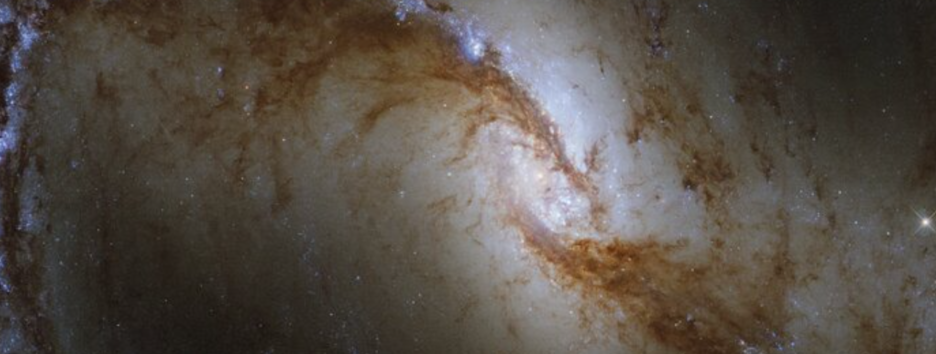 «Синие и огненные водовороты»: телескоп Hubble сделал снимок спиральной галактики - фото