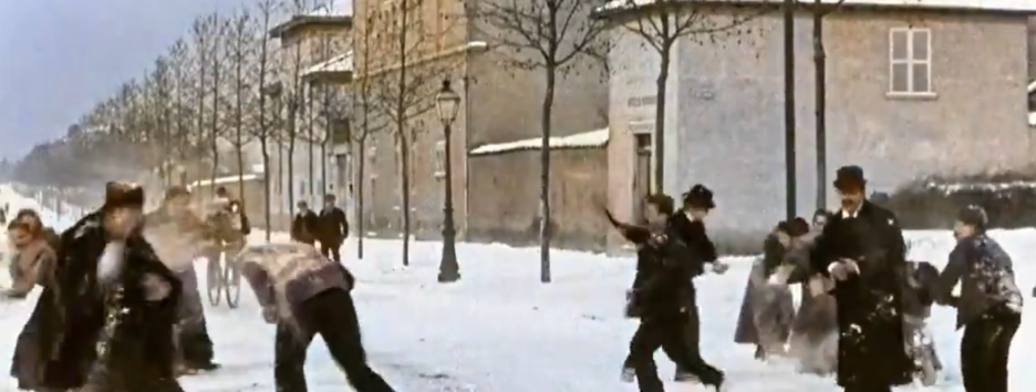 «Бой снежками в 1896 году»: нейросеть разукрасила черно-белый немой фильм - видео