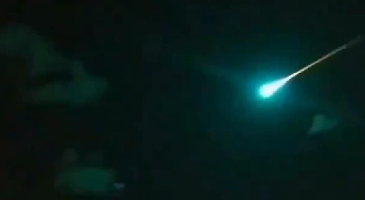 «Огненный шар» над городом: в Мексике фрагменты метеорита упали на землю и устроили пожар - видео