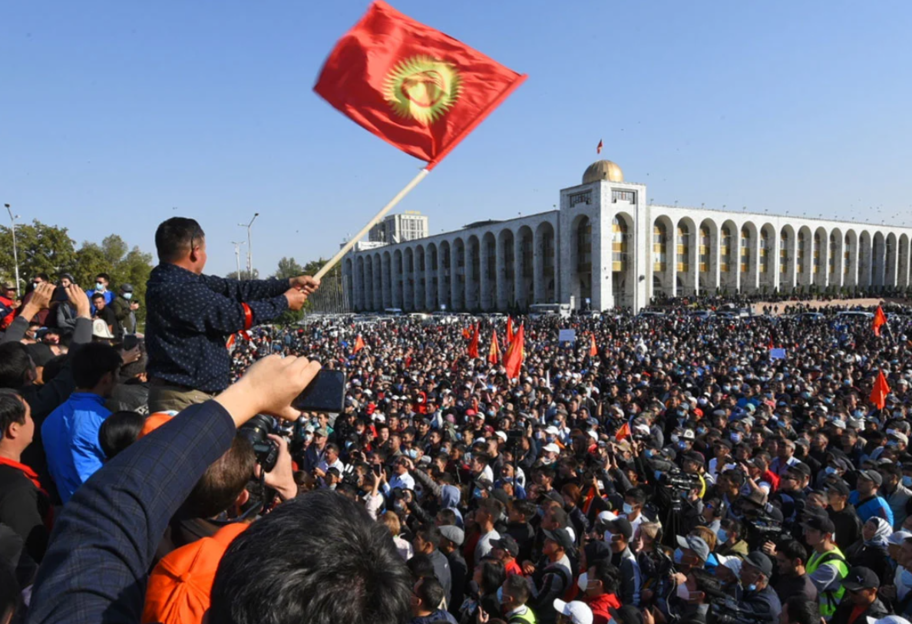 Режим ЧС и отставка правительства - последние новости по протестам в Кыргызстане - фото 1