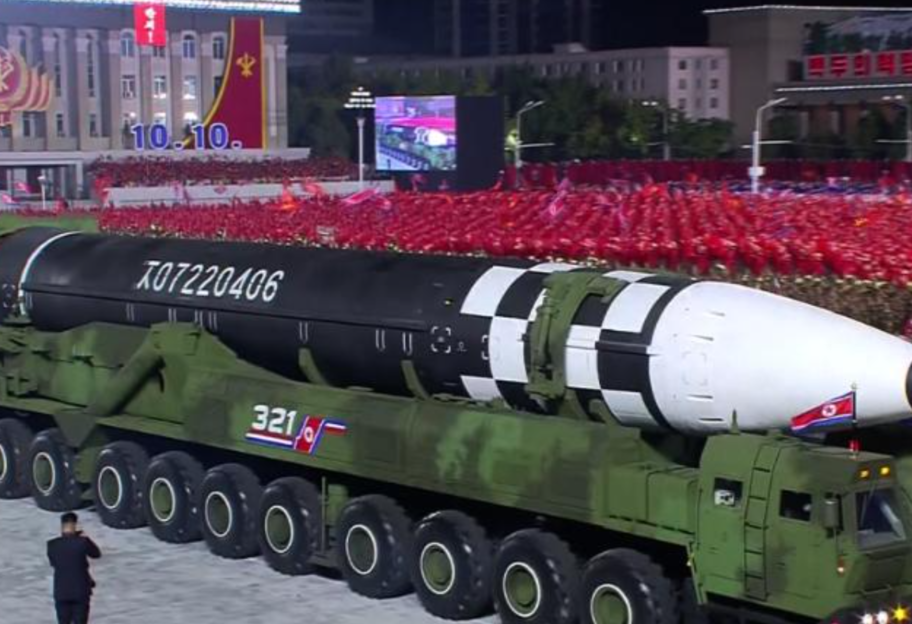 Самая мощная ракета КНДР - в Северной Корее показали новые виды вооружения на параде - фото 1