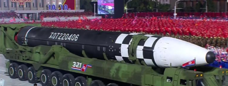 Самая мощная ракета КНДР: в Северной Корее показали новые виды вооружения на параде - видео