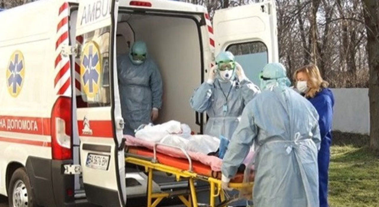 Пандемия COVID-19: в Украине число погибших превысило 5 тысяч, заработали новые зоны карантина