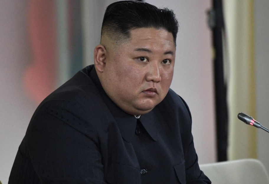 Ким Чен Ын расплакался во время парада в КНДР - фото 1