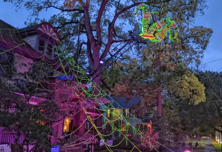 Страхітливі декорації: американець прикрасив будинок до Гелловіну величезним рухомим павуком - фото, відео