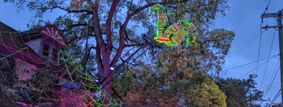 Страхітливі декорації: американець прикрасив будинок до Гелловіну величезним рухомим павуком - фото, відео