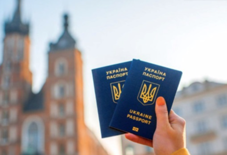 Трохи оптимізму: в ЄС повідомили, коли українці знову зможуть подорожувати по безвізу
