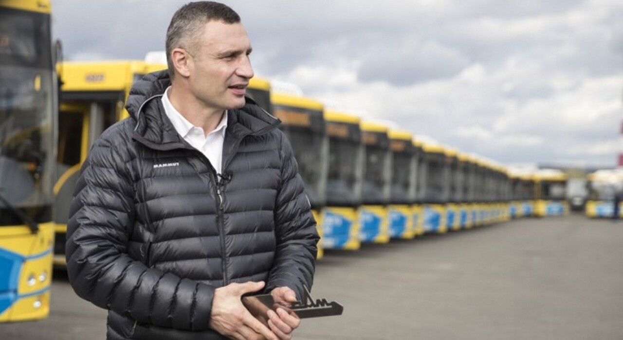 Киев приобрел 200 новых современных автобусов, 50 из них уже сегодня вышли на маршрут, - мэр Кличко