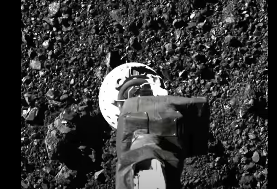 Момент посадки на астероид - NASA показало кадры взятия проб горных пород с Бенну - фото 1