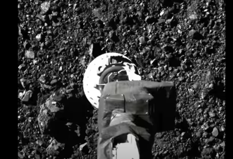 Момент посадки на астероїд: NASA показало кадри взяття проб гірських порід з Бенну - відео