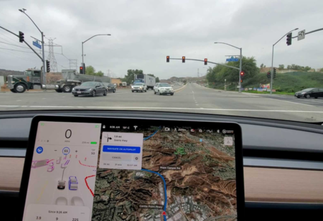 Tesla на автопілоті: компанія Маска представила програмне забезпечення для безпілотних елетрокаров - відео