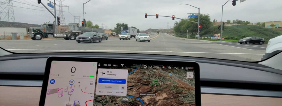 Tesla на автопілоті: компанія Маска представила програмне забезпечення для безпілотних елетрокаров - відео