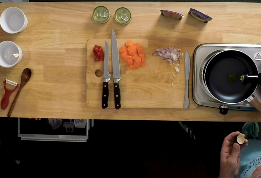 Що значить бути гурманом: американський ведучий приготував страву з котячого корму - відео - фото 1