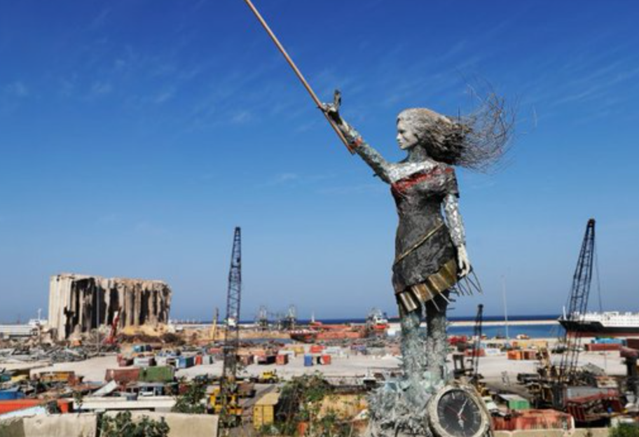 Взрыв в Бейруте - художница создала статую из обломков и битого стекла, оставшихся после трагедии - фото 1