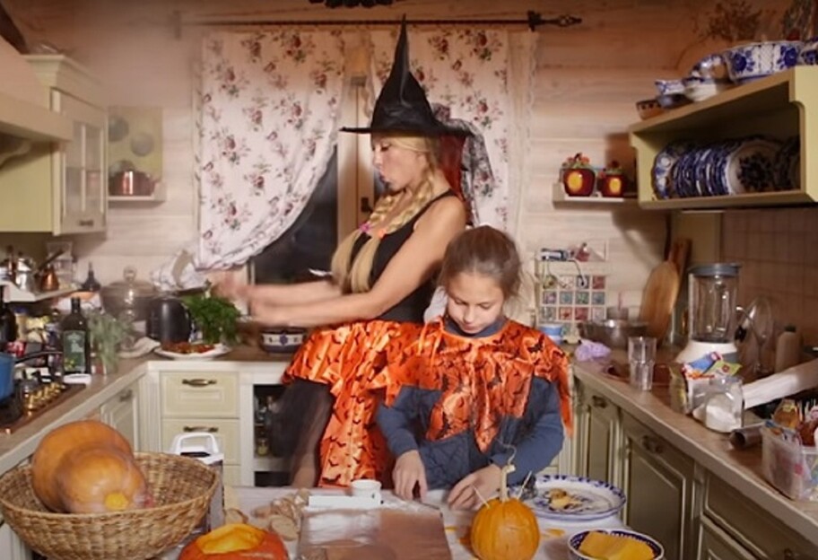 Светская жизнь - Оля Полякова поделилась к Хеллоуину рецептом приворотного супа - видео - фото 1