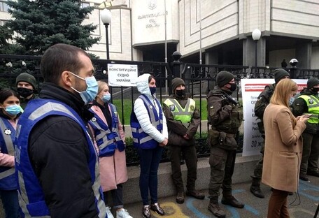 Ціна скандального рішення: КСУ вже отримав «привіт» від Зеленського і протести - фото, відео