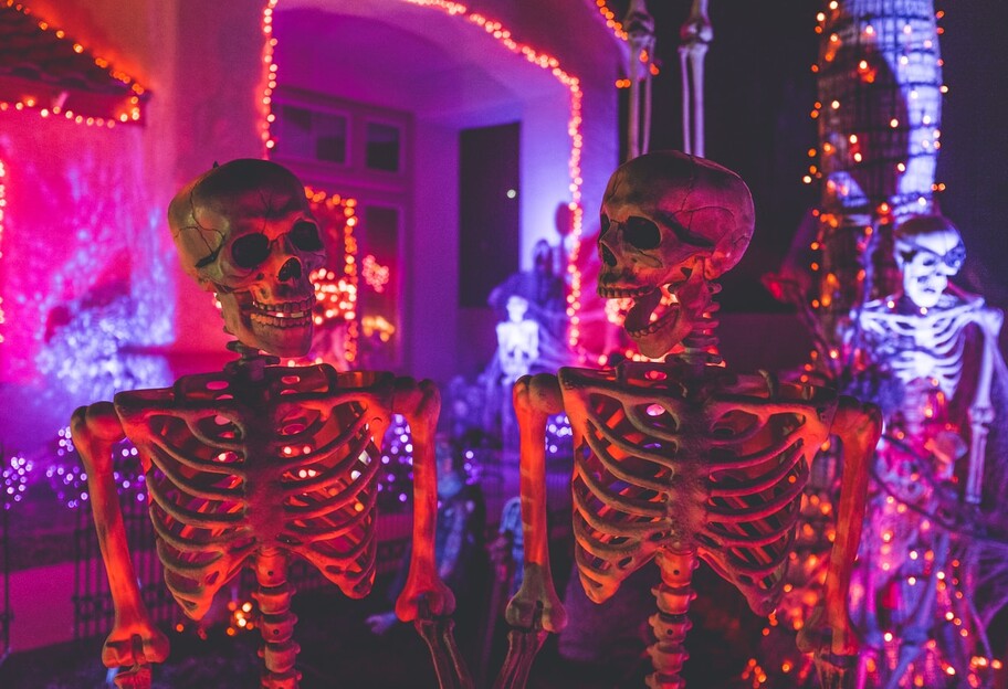 Напугать прохожих ночью - американец украсил дом гиперреалистичными декорациями на Хэллоуин - фото - фото 1